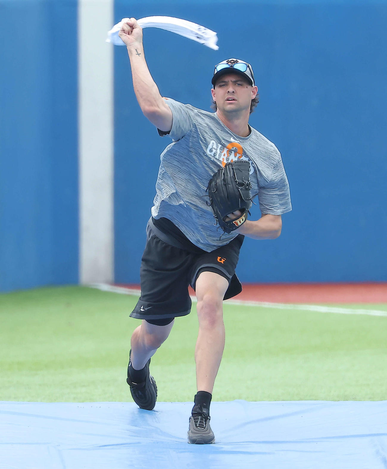 ヤクルト対巨人　試合前、調整する巨人ビーディ（撮影・河田真司）