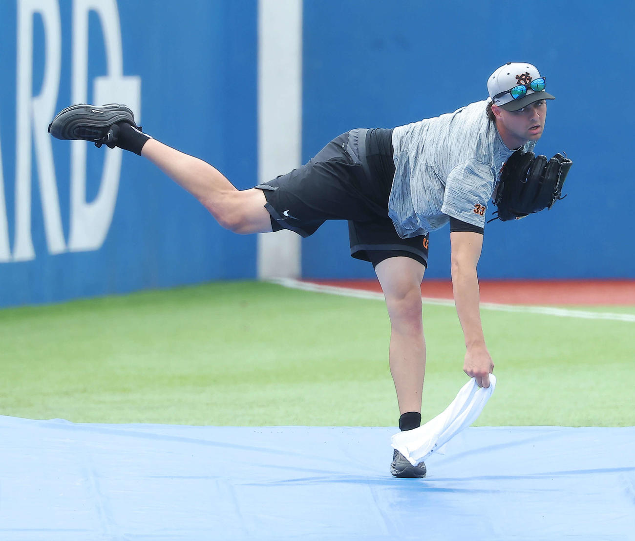 ヤクルト対巨人　試合前、調整する巨人ビーディ（撮影・河田真司）