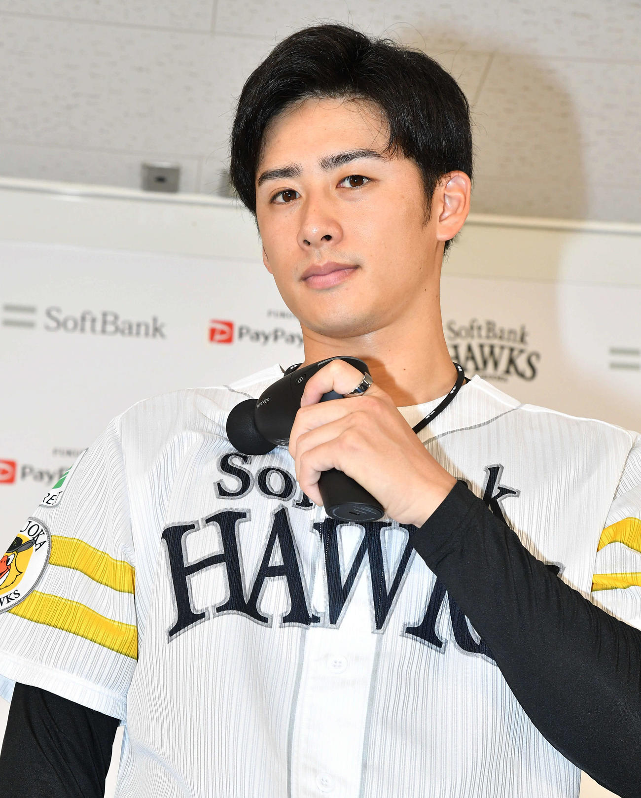 ハンディガンの贈呈式で使用するようすを見せる板東（撮影・岩下翔太）