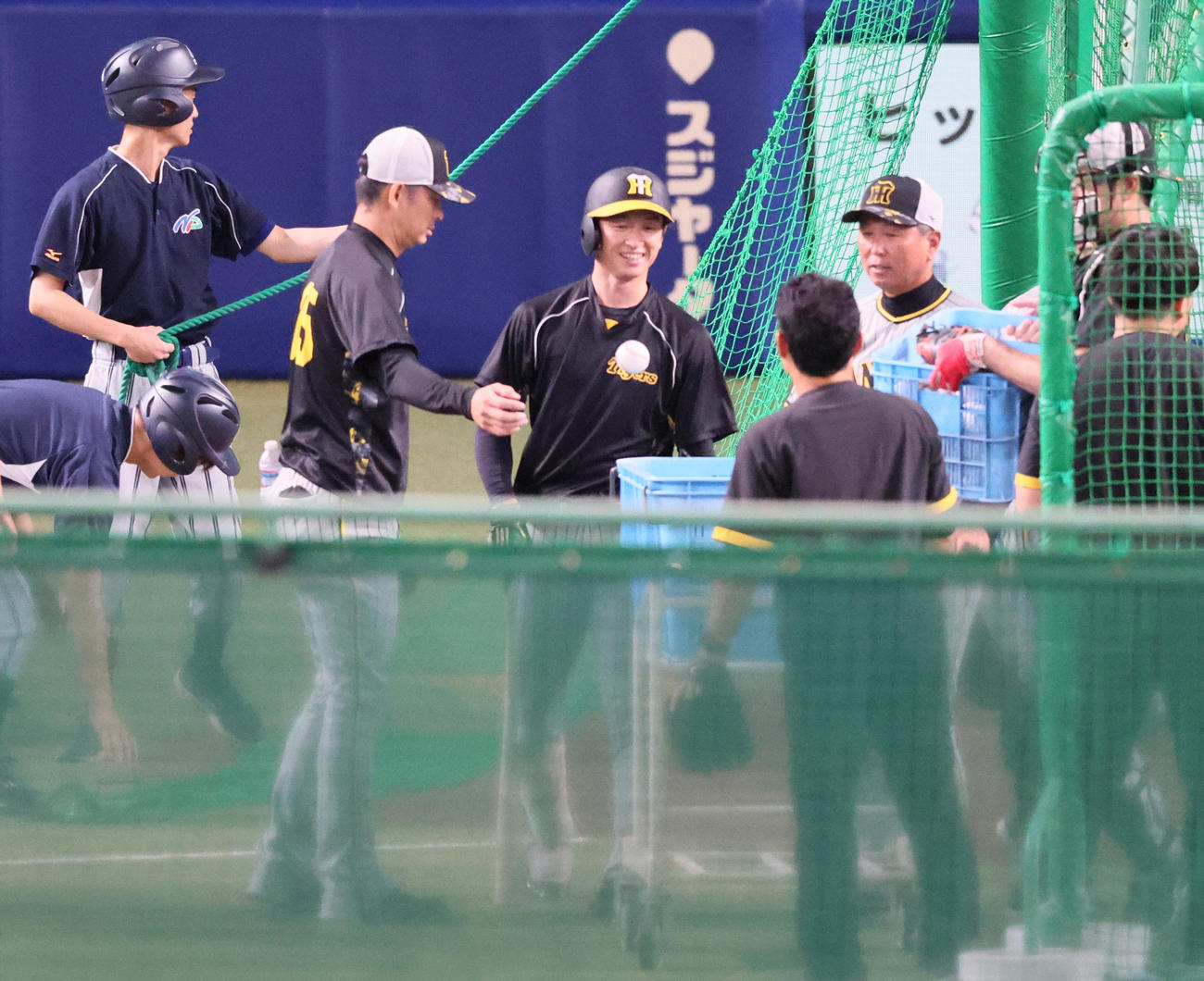 中日対阪神　打撃練習を終え笑顔を見せる近本（撮影・加藤哉）