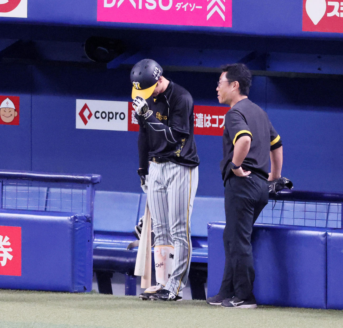 中日対阪神　打撃練習を終えグラウンドに一礼して引き揚げる近本（撮影・加藤哉）