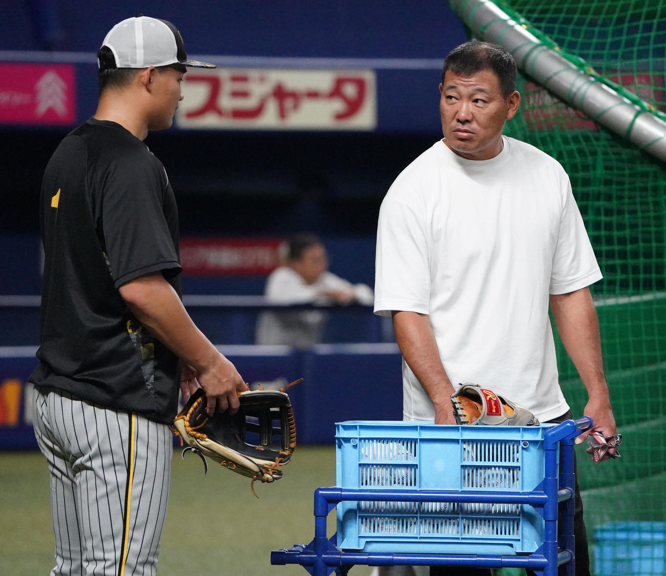 中日対阪神　森下と言葉を交わす福留氏（右）（撮影・森本幸一）
