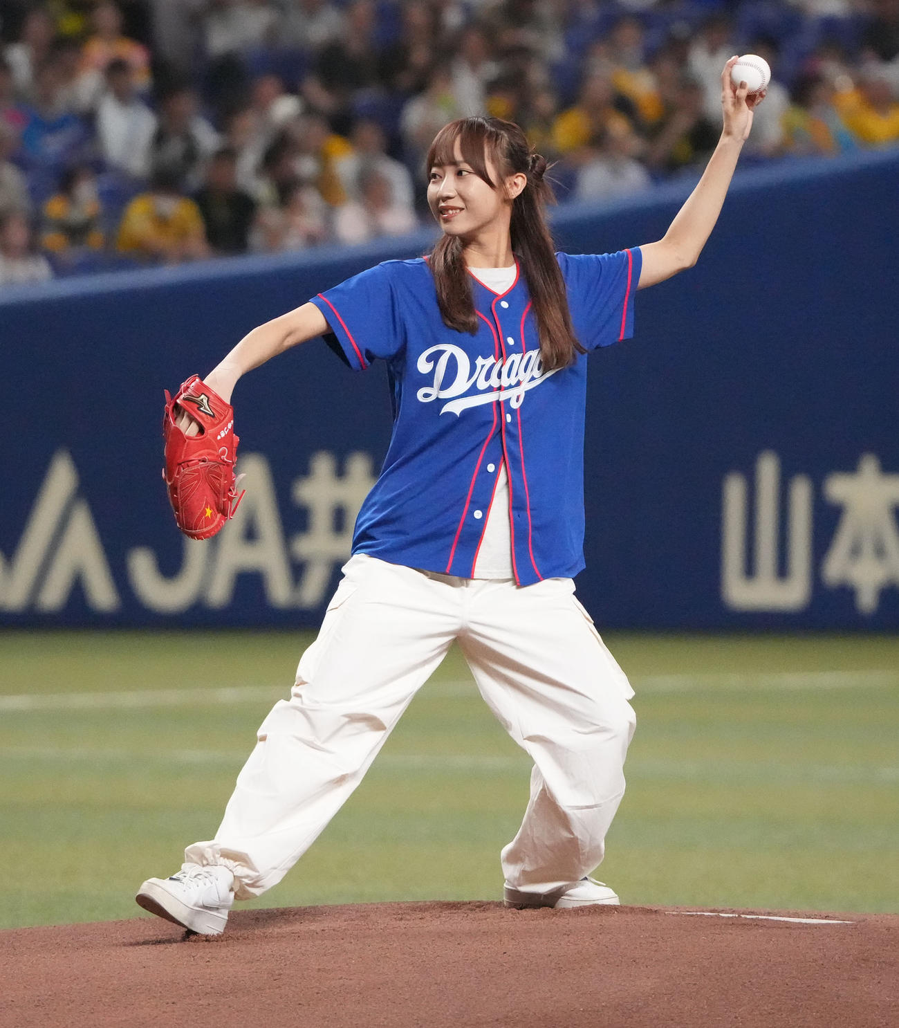 中日対阪神　試合前、始球式を行うSKE48の日高優月（撮影・森本幸一）