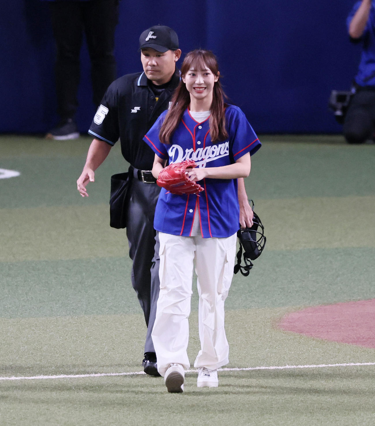 中日対阪神　始球式を行うSKE48の日高優月（撮影・加藤哉）
