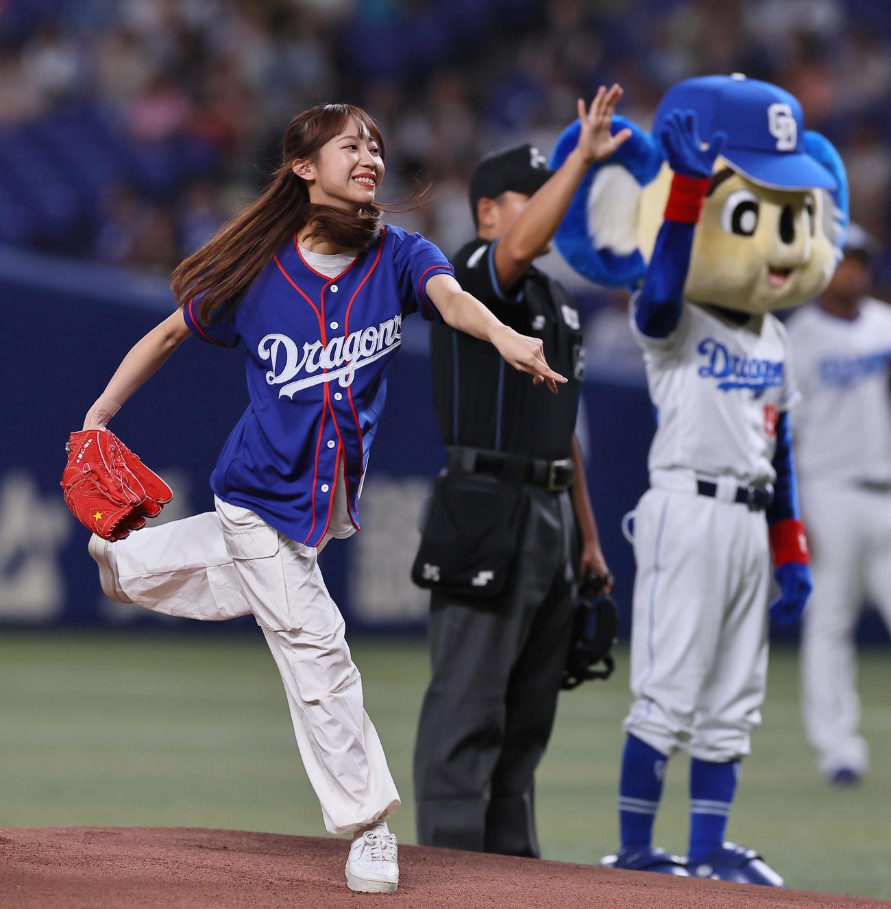 中日対阪神　始球式を務めるSKE48・日高優月（撮影・上田博志）