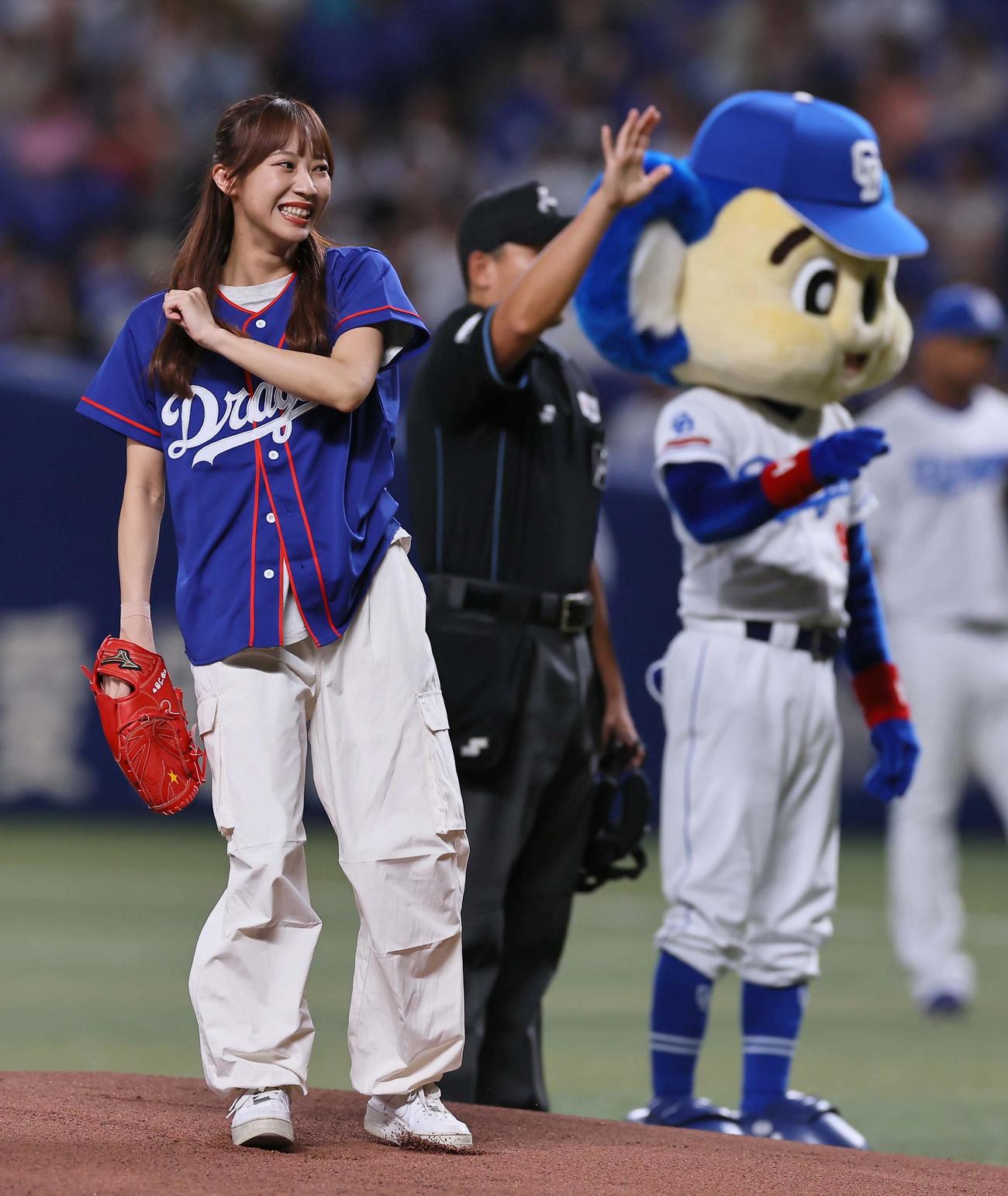 中日対阪神　始球式を務めるSKE48・日高優月（撮影・上田博志）