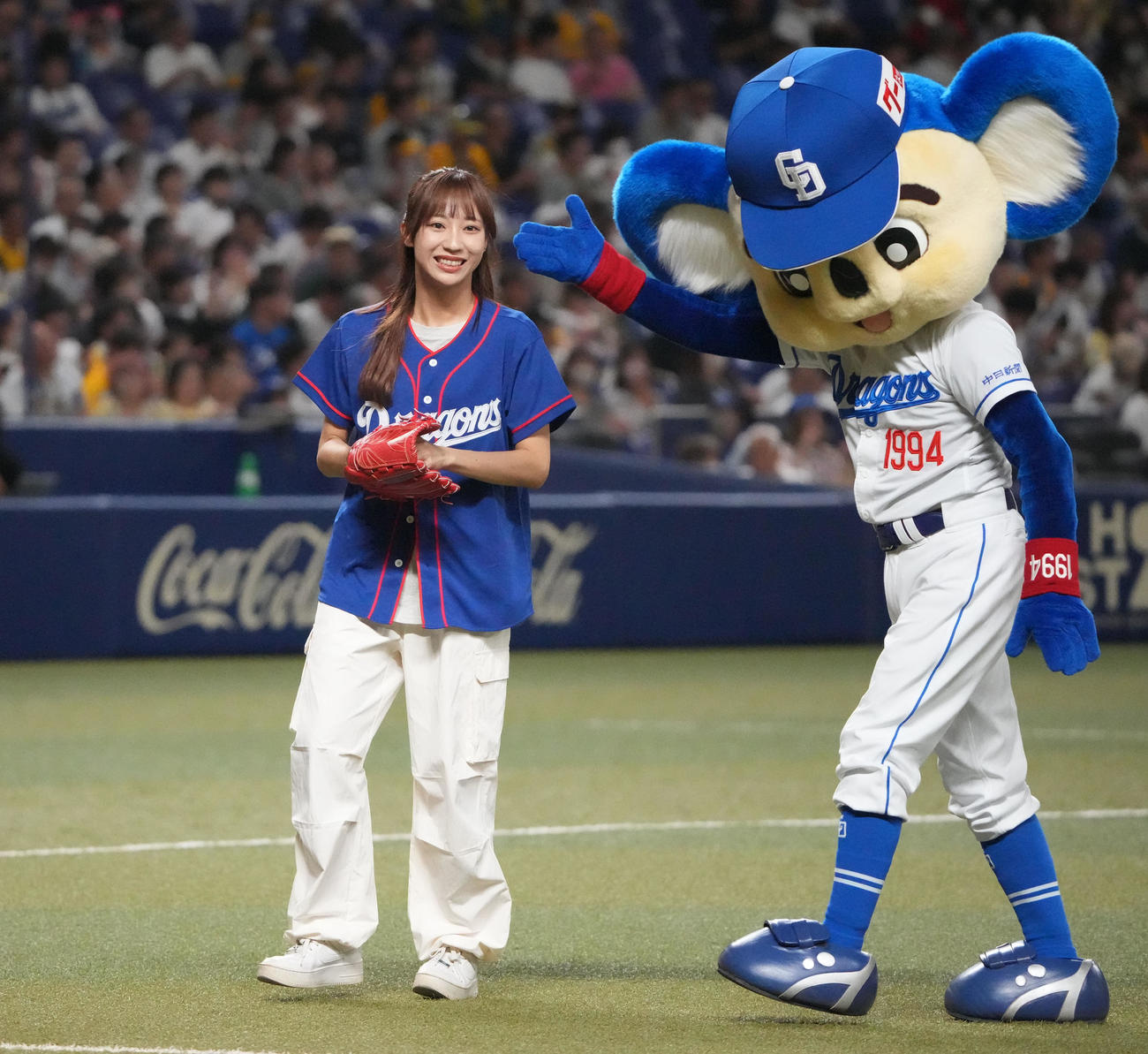 中日対阪神　試合前、始球式を行行ったSKE48の日高優月（左）（撮影・森本幸一）