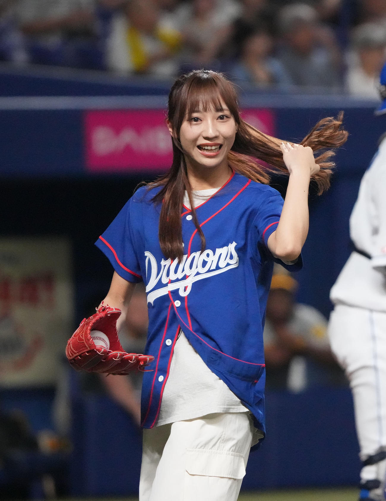 中日対阪神　試合前、始球式を行行ったSKE48の日高優月（左）（撮影・森本幸一）