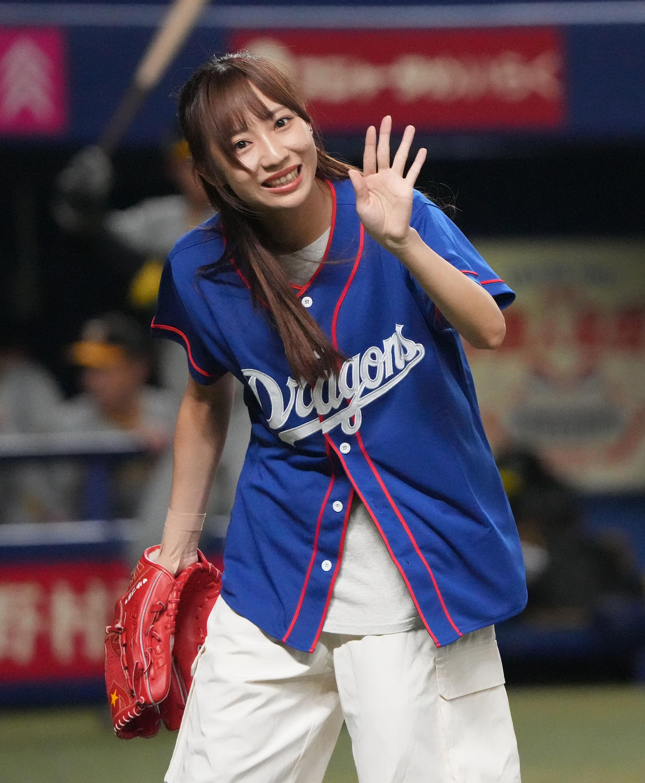 中日対阪神　試合前、始球式を行行ったSKE48の日高優月（左）（撮影・森本幸一）