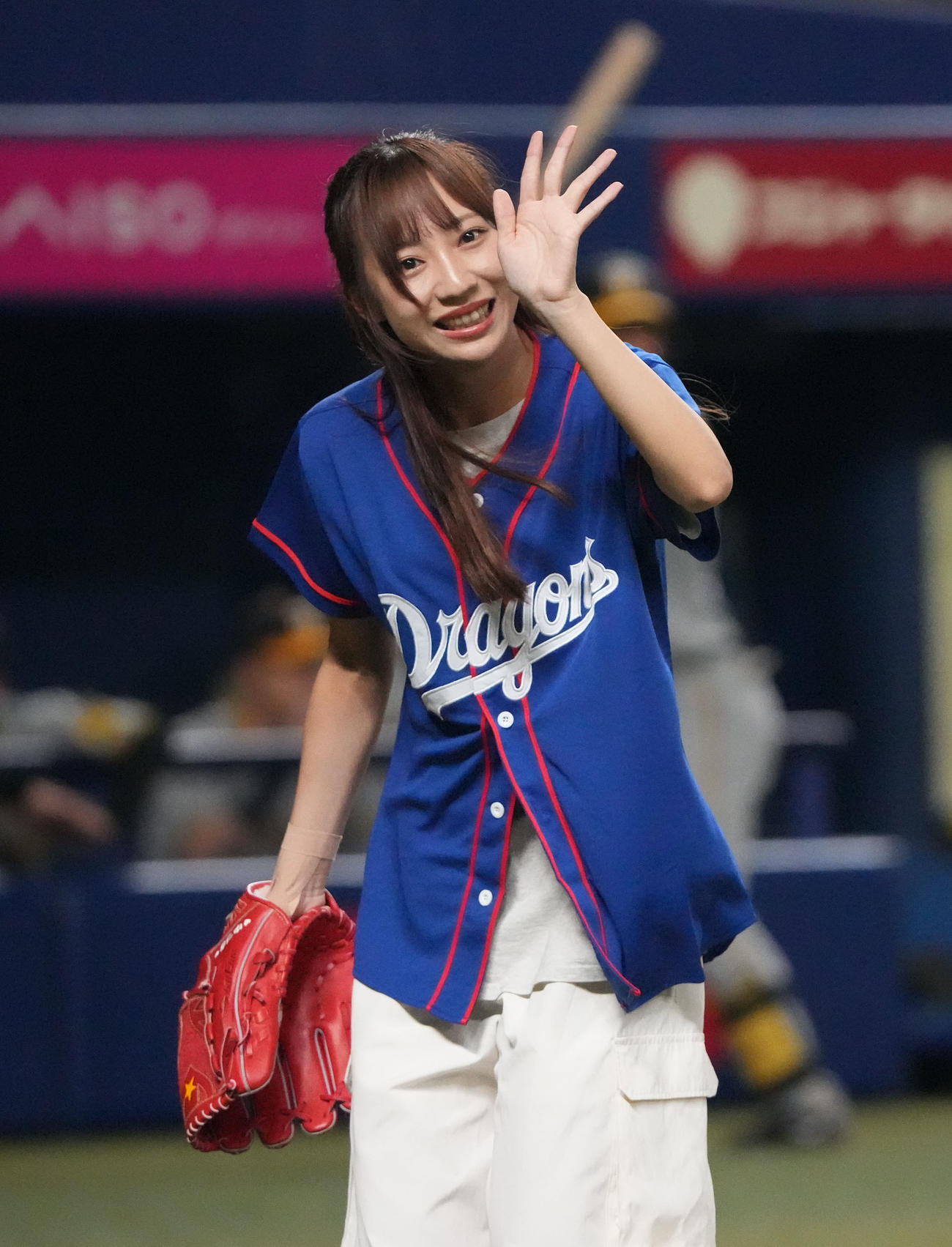 中日対阪神　試合前、始球式を行行ったSKE48の日高優月（左）（撮影・森本幸一）