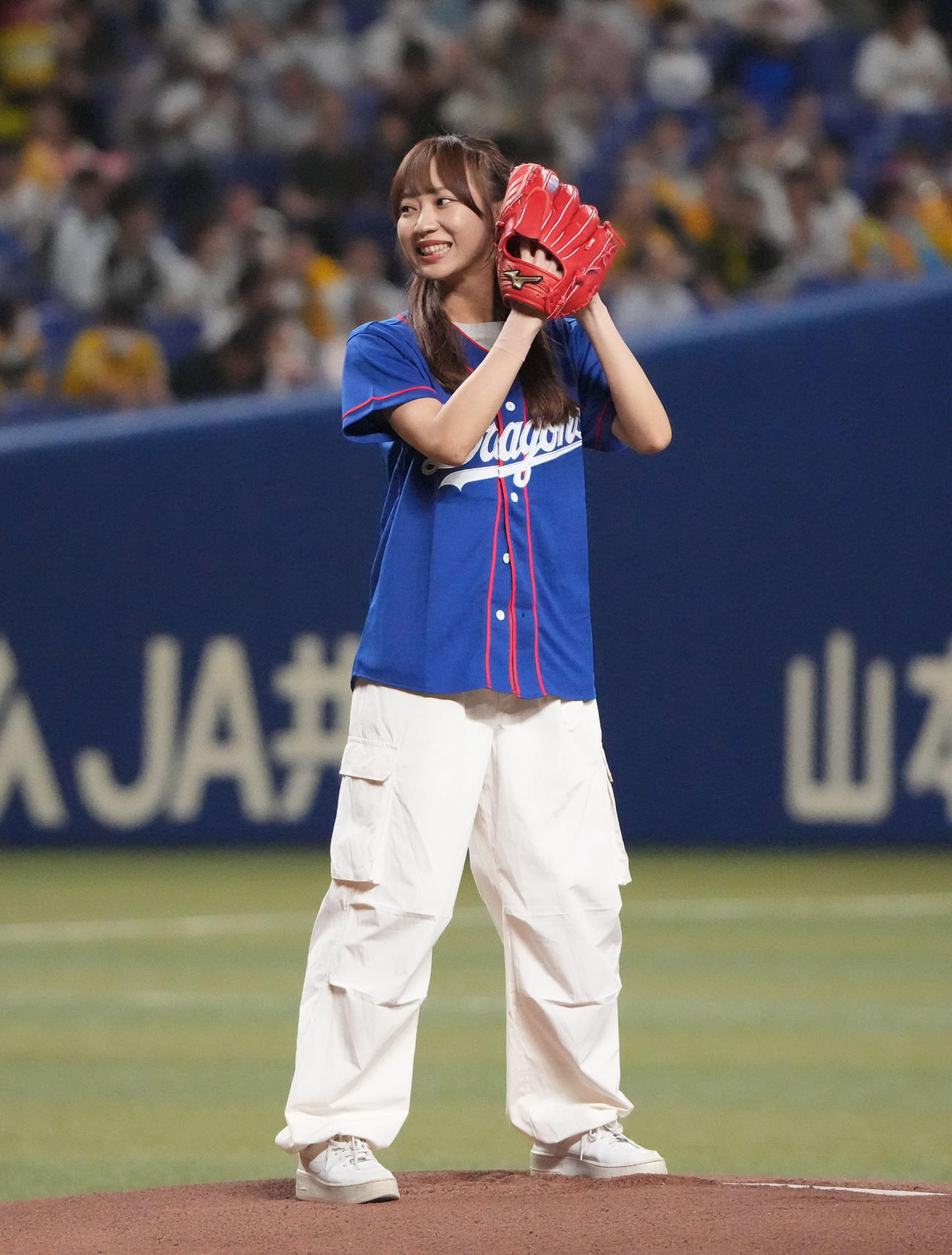 中日対阪神　試合前、始球式を行うSKE48の日高優月（撮影・森本幸一）