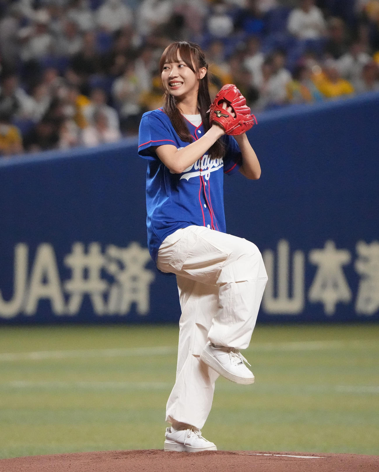 中日対阪神　試合前、始球式を行うSKE48の日高優月（撮影・森本幸一）