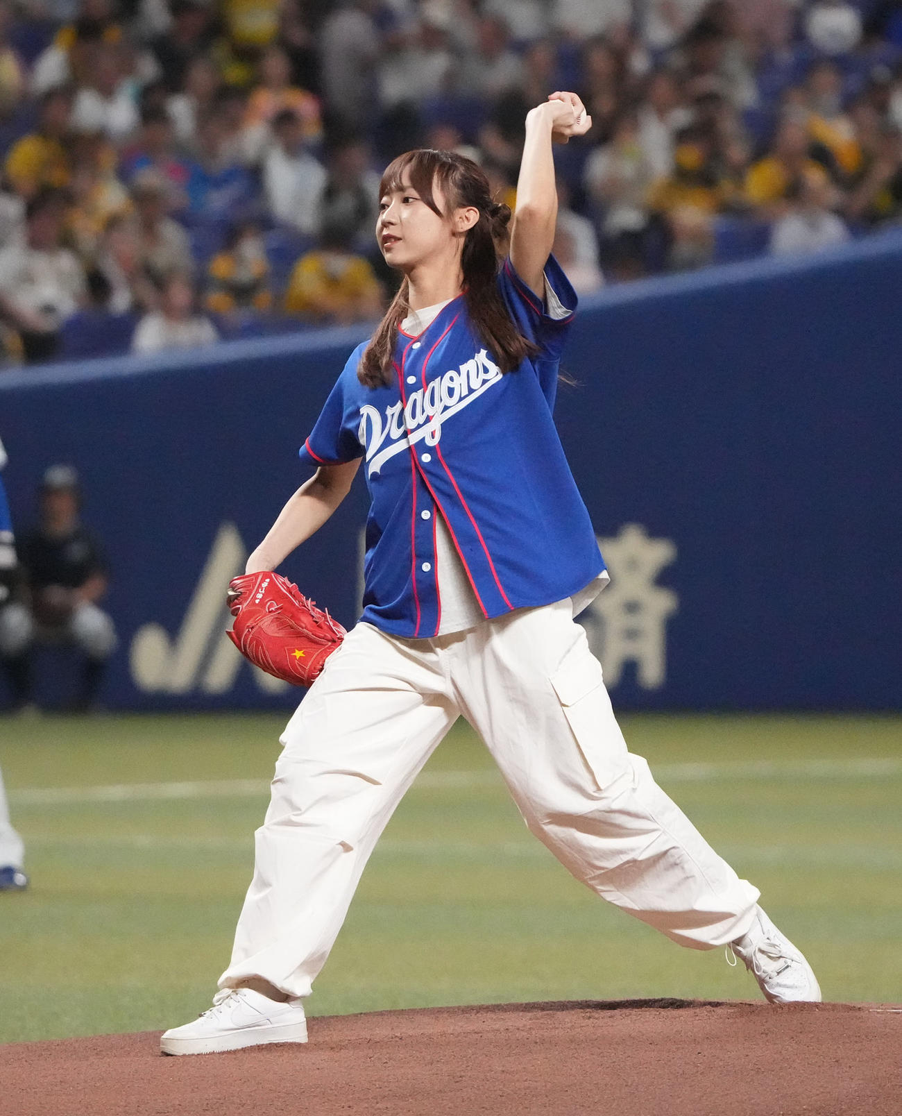中日対阪神　試合前、始球式を行うSKE48の日高優月（撮影・森本幸一）