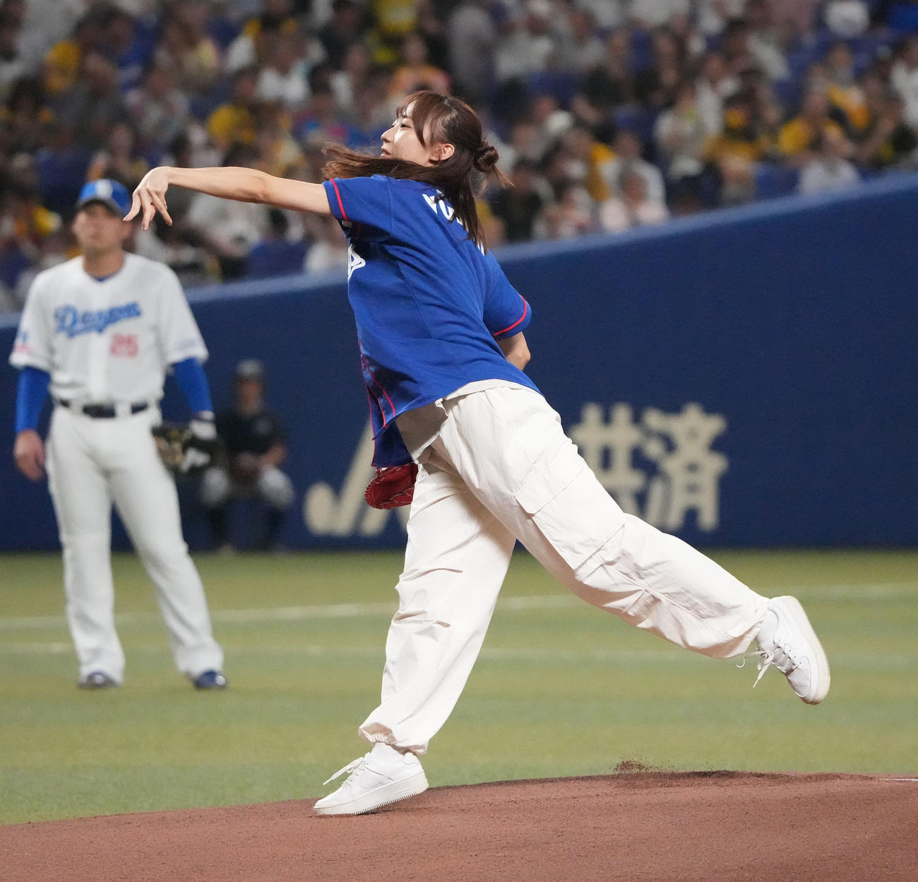 中日対阪神　試合前、始球式を行うSKE48の日高優月（撮影・森本幸一）