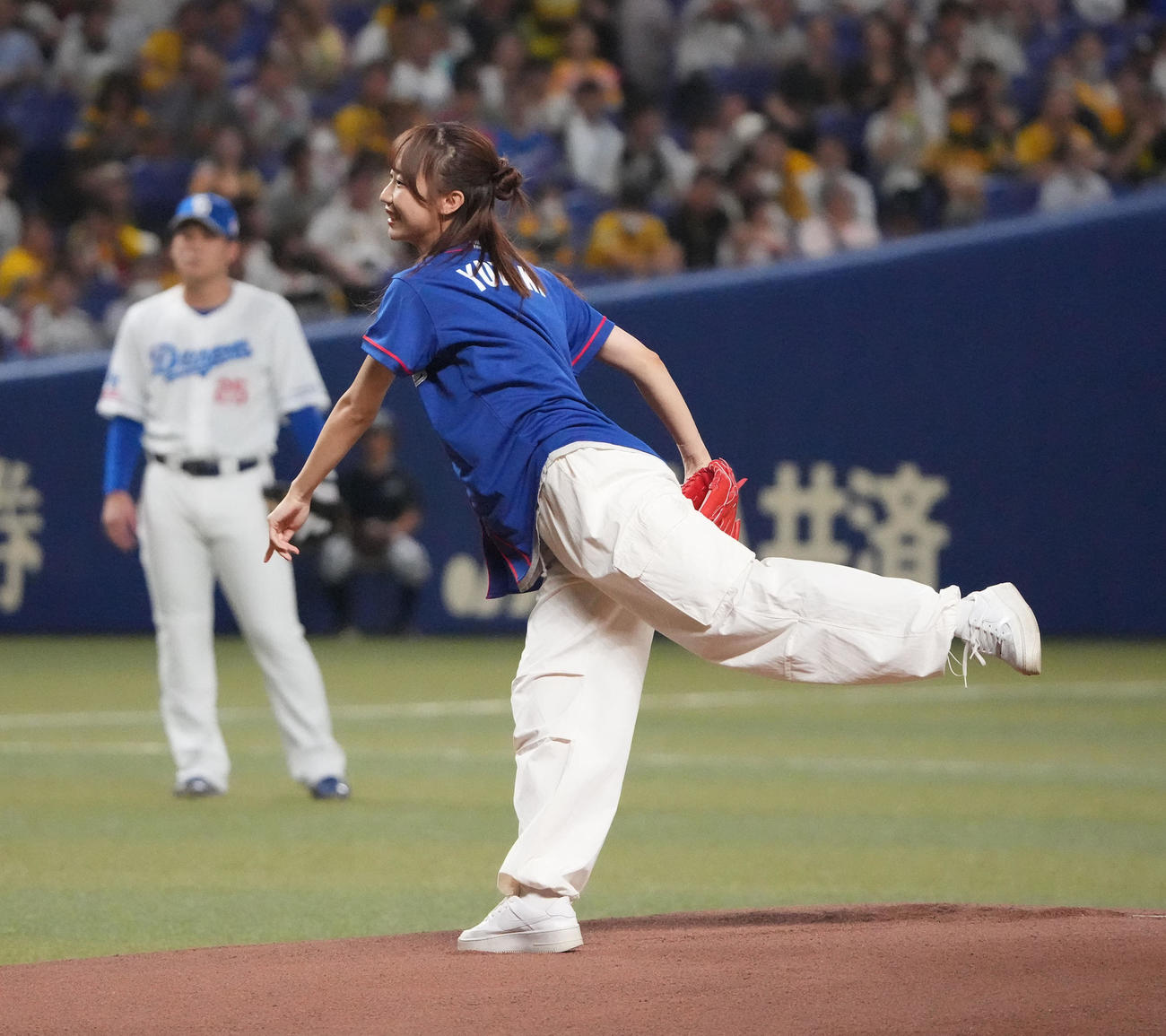 中日対阪神　試合前、始球式を行うSKE48の日高優月（撮影・森本幸一）