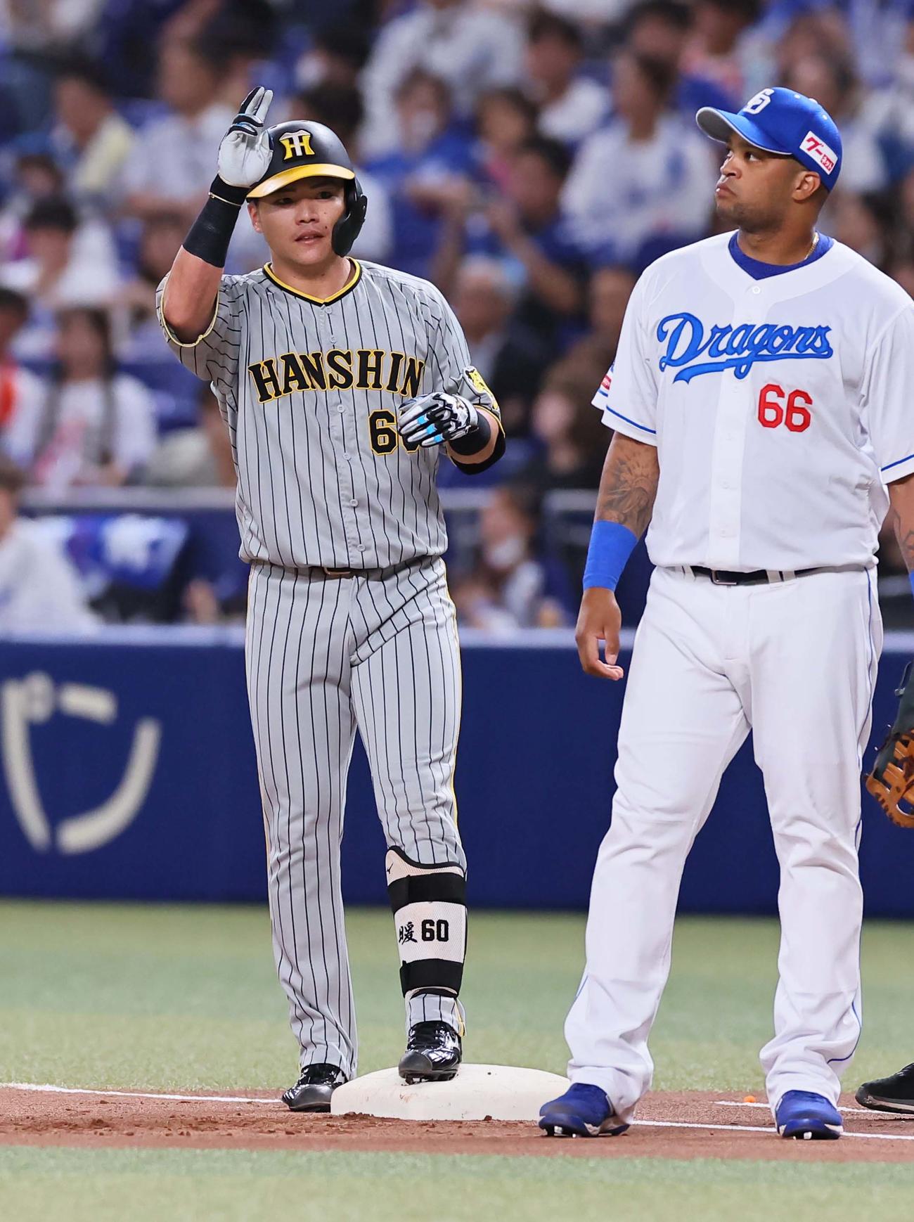 中日対阪神　1回表阪神無死、小野寺は中前打を放つ（撮影・上田博志）
