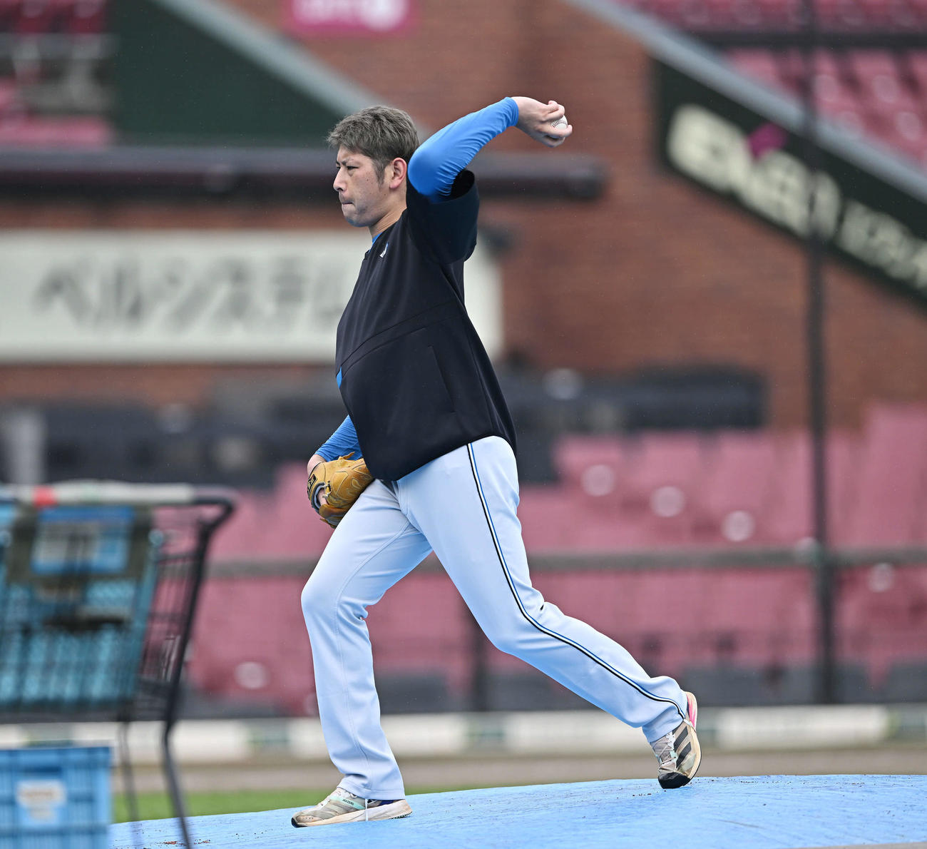 楽天対日本ハム　試合前練習でマウンドを確認する日本ハム加藤貴（撮影・滝沢徹郎）