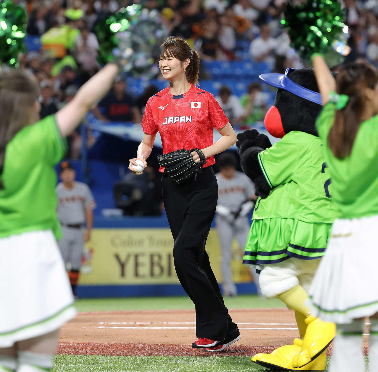 ヤクルト対巨人　試合開始前、始球式と務める元バレーボール女子日本代表の木村沙織さん（撮影・河田真司）