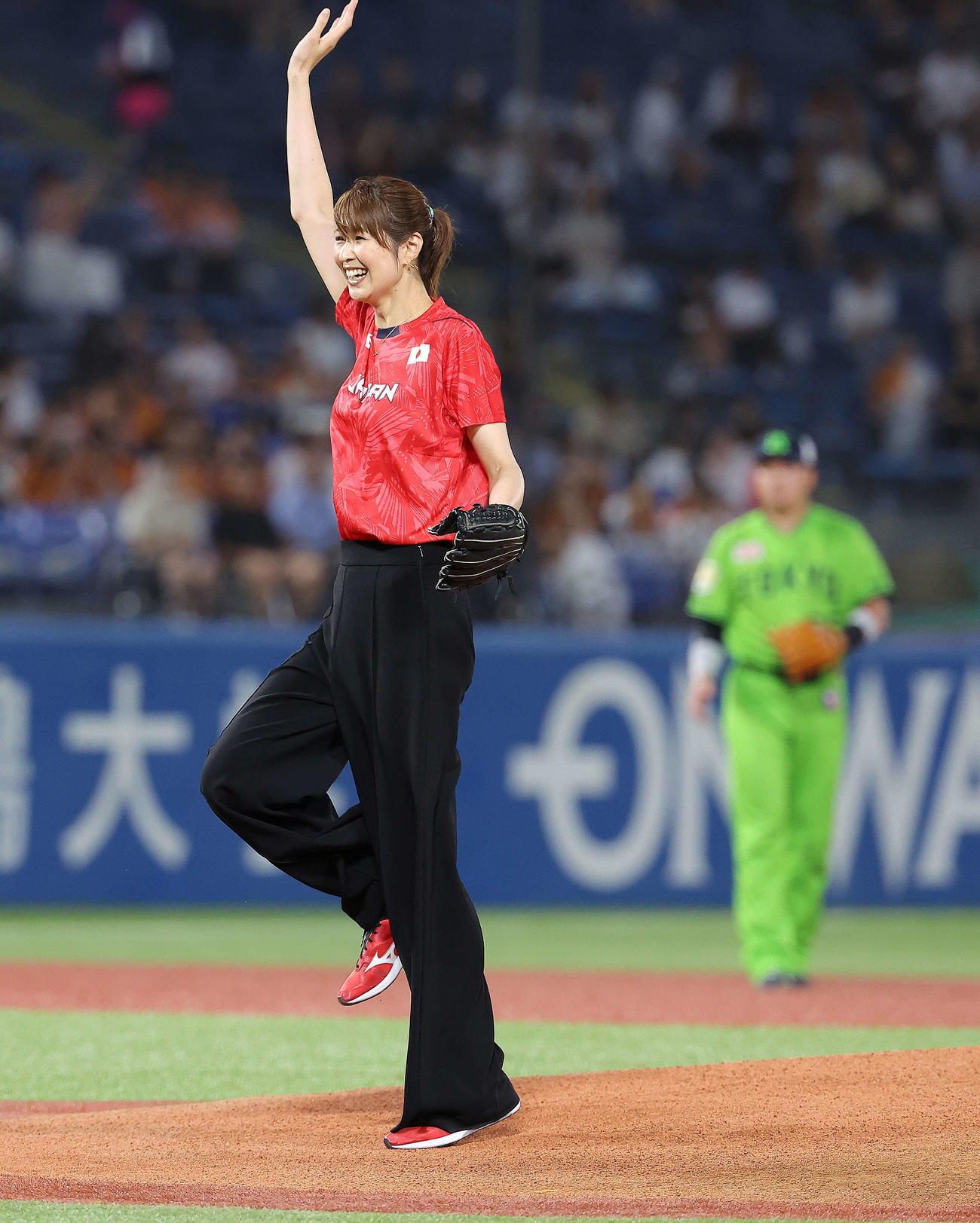 ヤクルト対巨人　試合開始前、始球式を務める元バレーボール女子日本代表の木村沙織さん（撮影・河田真司）