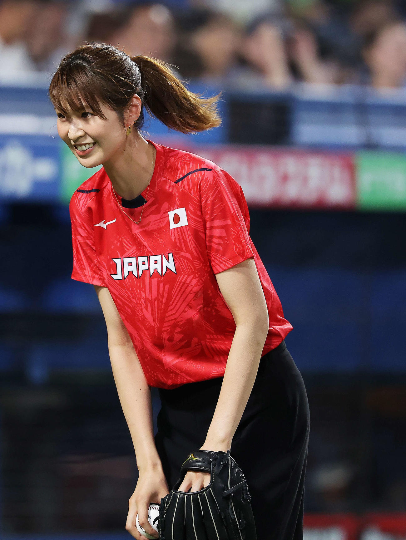 ヤクルト対巨人　試合開始前、始球式を終え引き揚げる元バレーボール女子日本代表の木村沙織さん（撮影・河田真司）