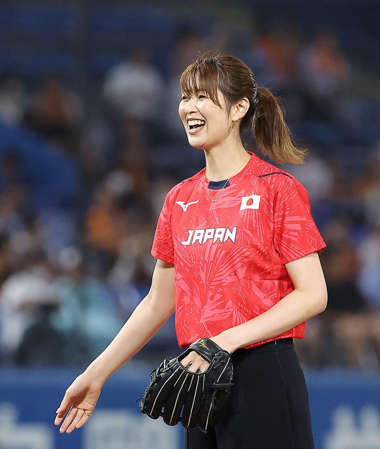 ヤクルト対巨人　試合開始前、始球式と務める元バレーボール女子日本代表の木村沙織さん（撮影・河田真司）