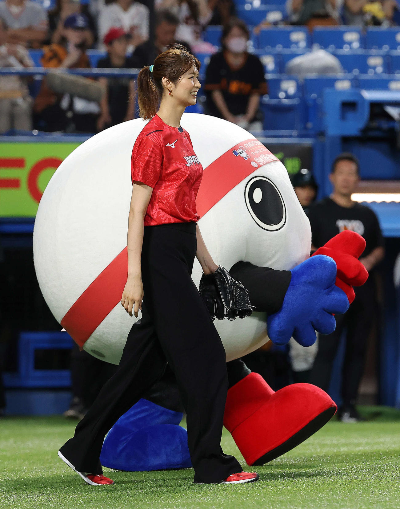 ヤクルト対巨人　試合開始前、始球式と務める元バレーボール女子日本代表の木村沙織さん（撮影・河田真司）