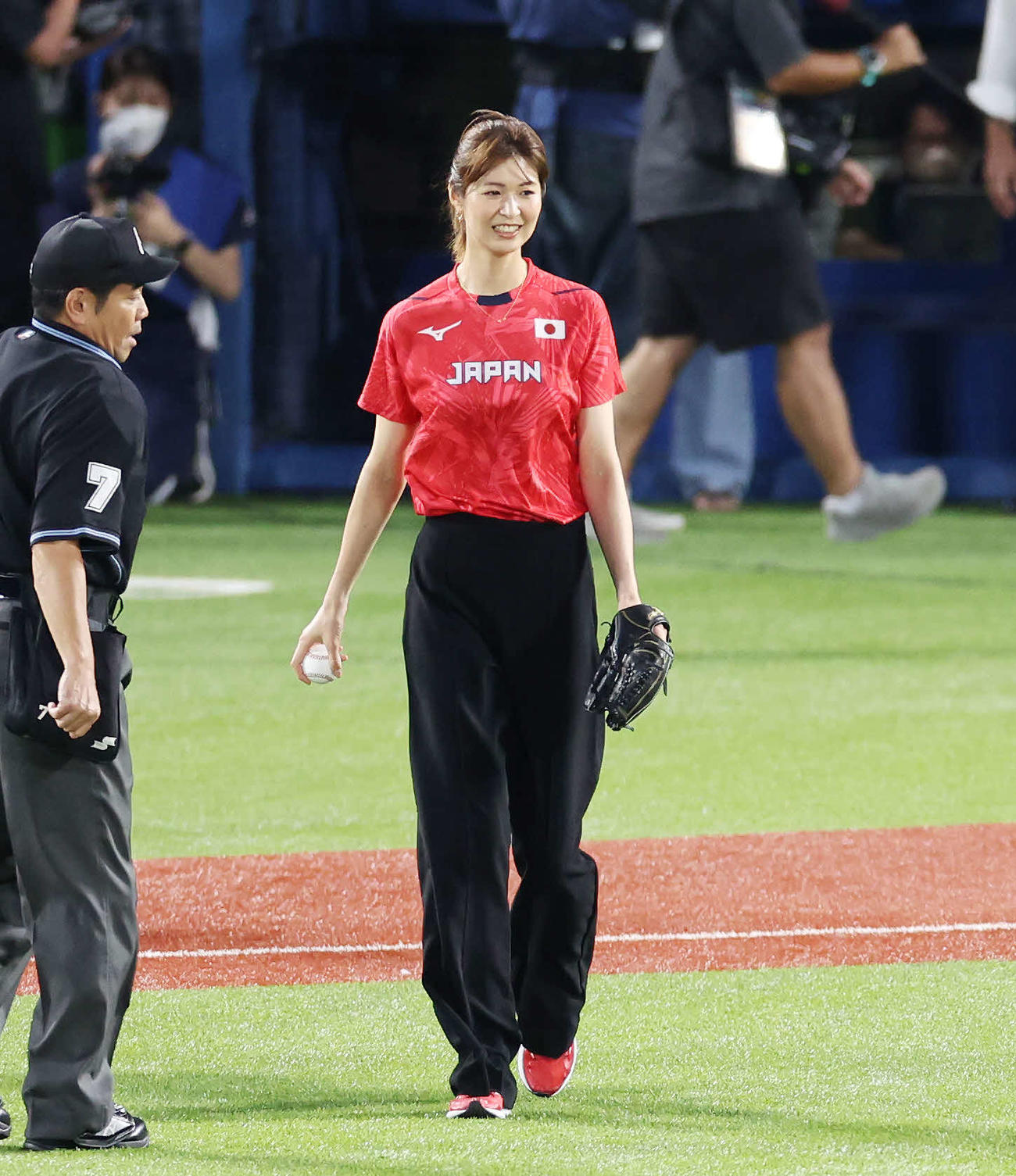 ヤクルト対巨人　始球式を務める女子バレーボール元日本代表の木村沙織さん（撮影・宮地輝）