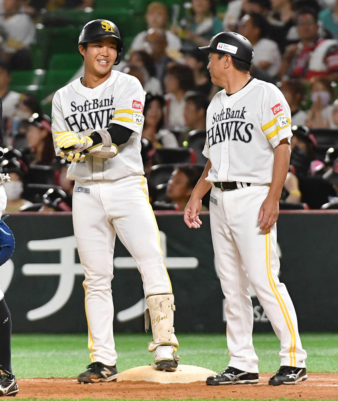 ソフトバンク対ロッテ　5回裏ソフトバンク無死、プロ初安打となる中前安打を放った井上（左）は、松山コーチと笑顔で話す（撮影・岩下翔太）