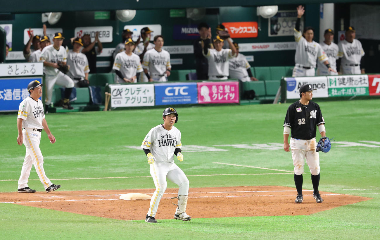 ソフトバンク対ロッテ　5回裏ソフトバンク無死、井上は中前安打を放つ（撮影・梅根麻紀）