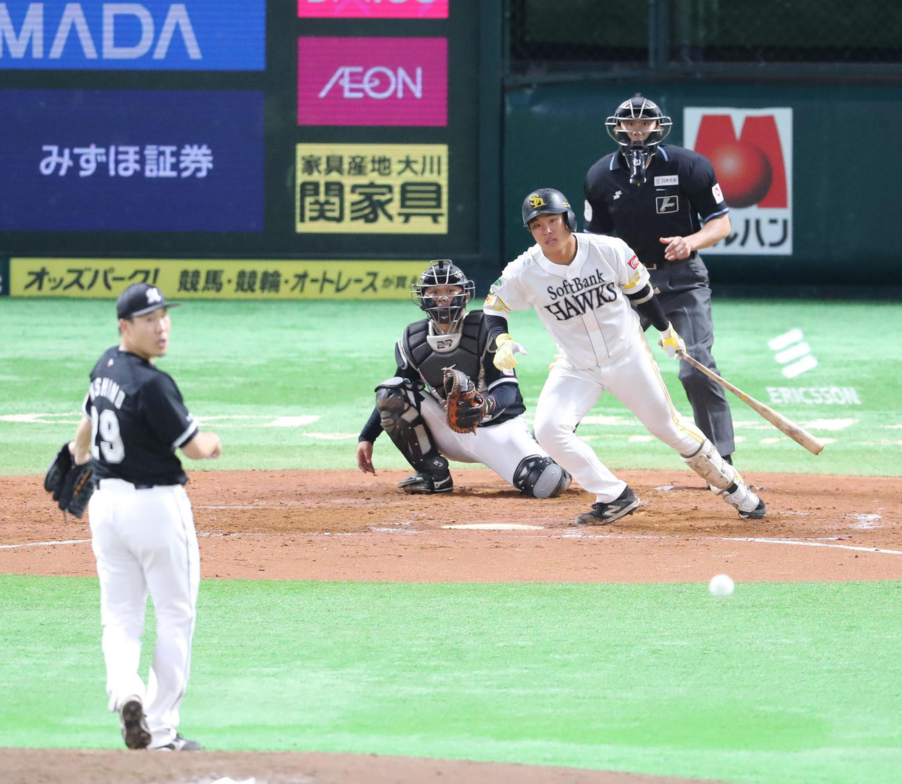 ソフトバンク対ロッテ　5回裏ソフトバンク無死、井上は中前安打を放つ（撮影・梅根麻紀）