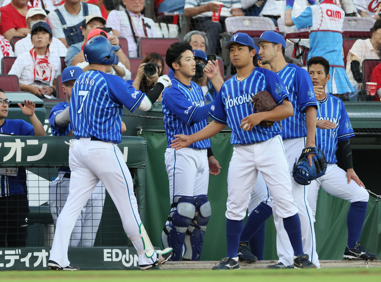 広島対DeNA 1回表DeNA2死、先制右中間本塁打を放ち、今永に迎えられる佐野（左）（撮影・加藤孝規）