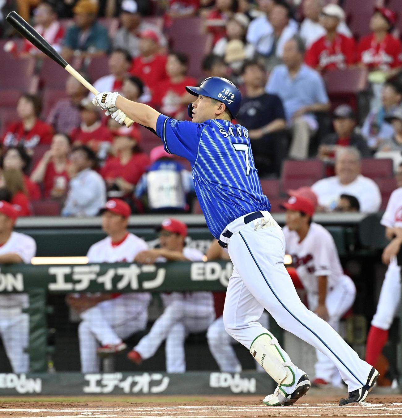 1回DeNA2死、佐野が右中間に先制ソロを放つ（共同）