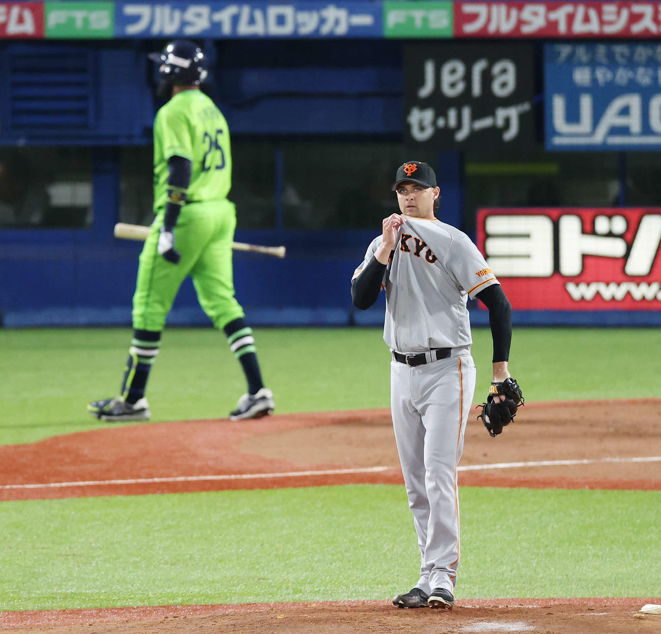 ヤクルト対巨人　2回裏ヤクルト無死、サンタナ（後方）を空振り三振にするビーディ（撮影・宮地輝）