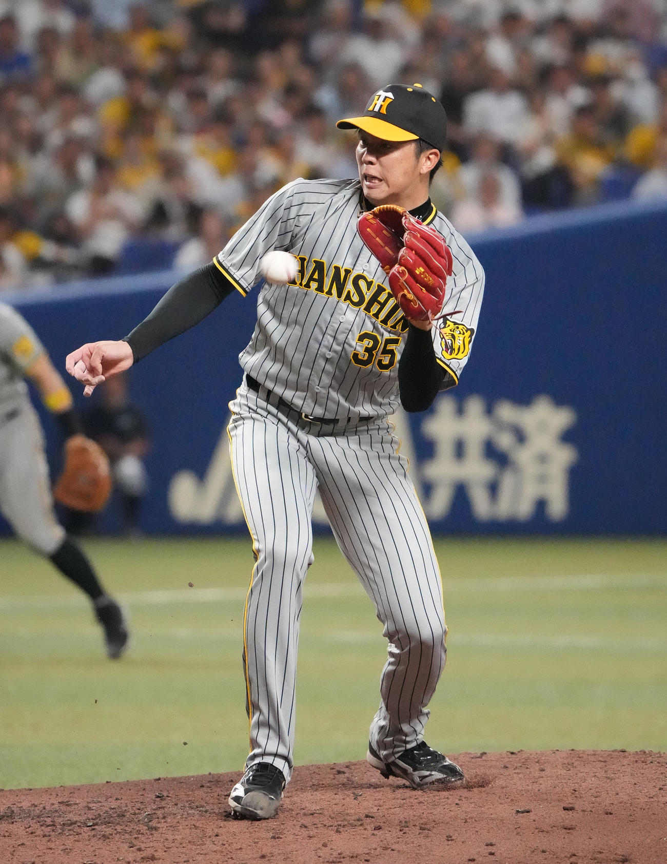中日対阪神　4回裏中日2死一、二塁、ビシエドの投ゴロを捕球する才木（撮影・森本幸一）