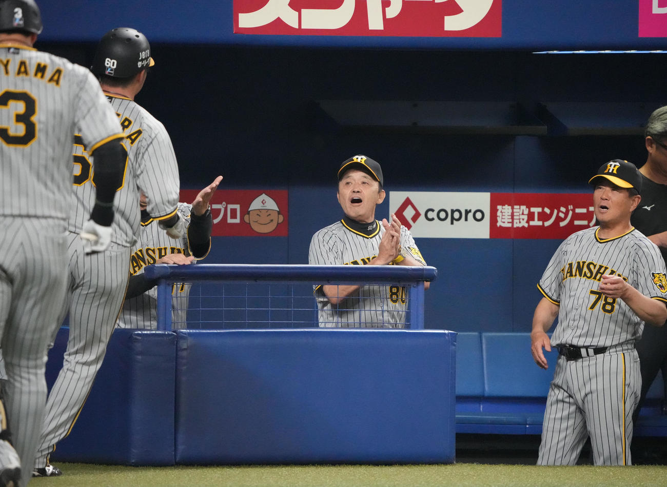 中日対阪神　1回表阪神1死二塁、森下の左前適時打で生還した小野寺を迎える岡田監督（右から2人目）（撮影・森本幸一）