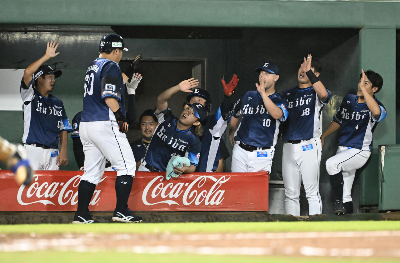 オリックス対西武　8回表西武1死、左越えソロ本塁打を放った中村を迎え入れるナイン（撮影・和賀正仁）