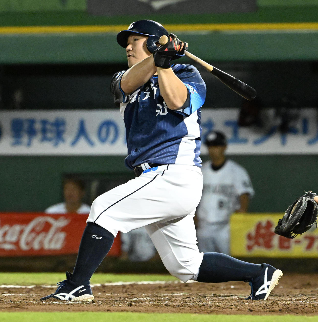 オリックス対西武　4回表西武無死、中村は左越え本塁打を放つ（撮影・石井愛子）