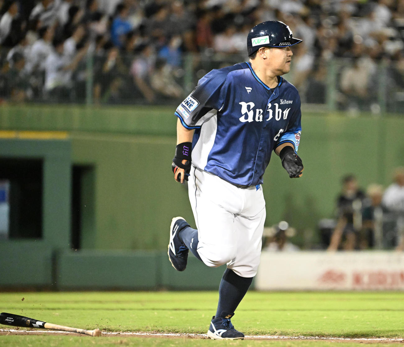 オリックス対西武　8回表西武1死、左越えソロ本塁打を放つ中村（撮影・和賀正仁）