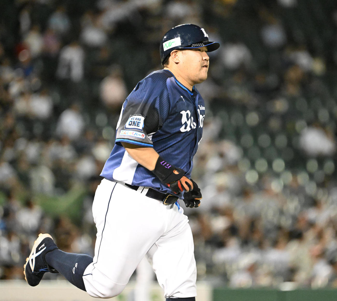 オリックス対西武　8回表西武1死、左越えソロ本塁打を放つ中村（撮影・和賀正仁）