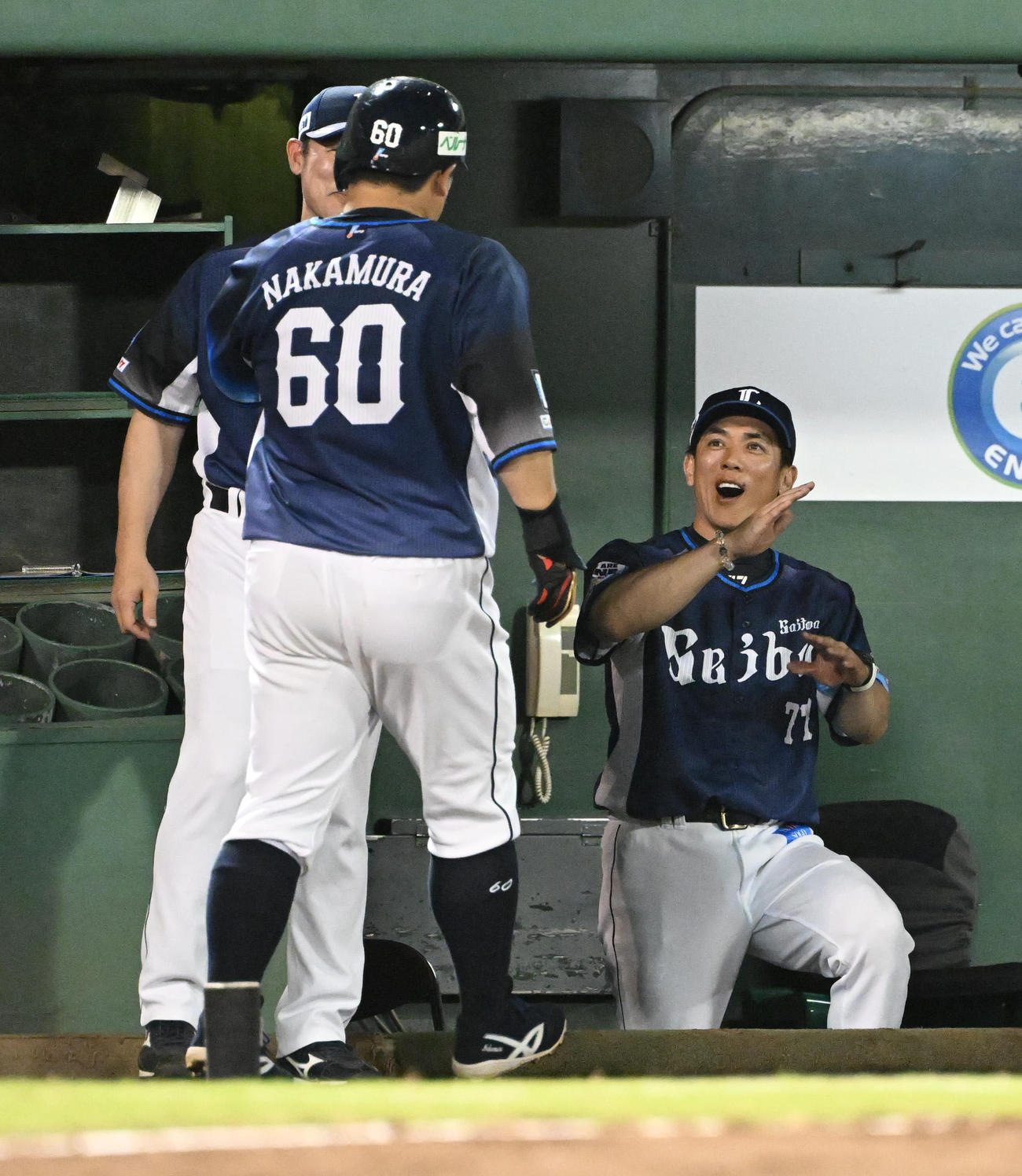 オリックス対西武　8回表西武1死、左越えソロ本塁打を放った中村を迎える松井監督（右）（撮影・和賀正仁）