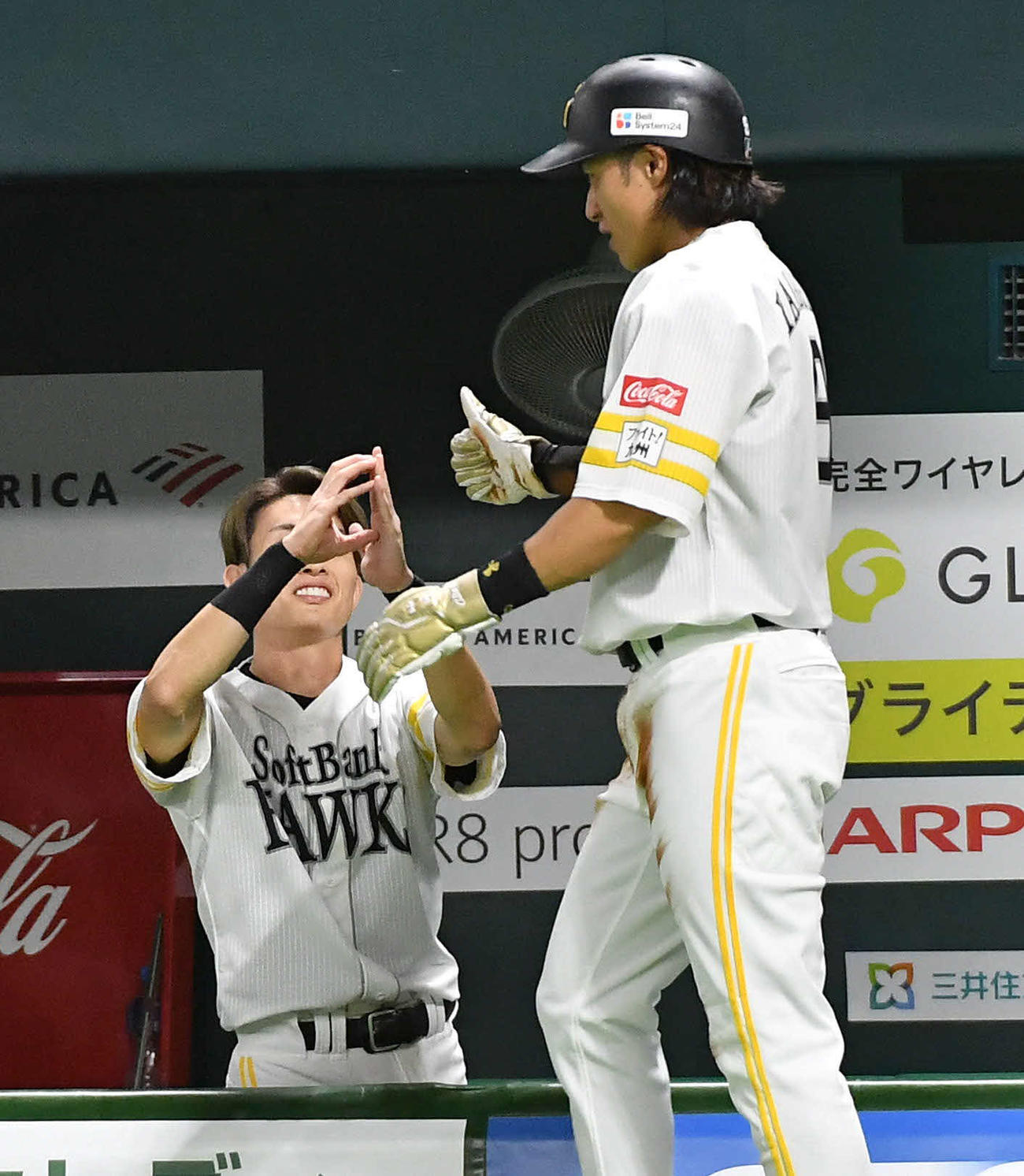 ソフトバンク対ロッテ　1回裏ソフトバンク1死満塁、今宮の中犠飛で生還した柳田（右）を謎のポーズで迎える周東（撮影・岩下翔太）