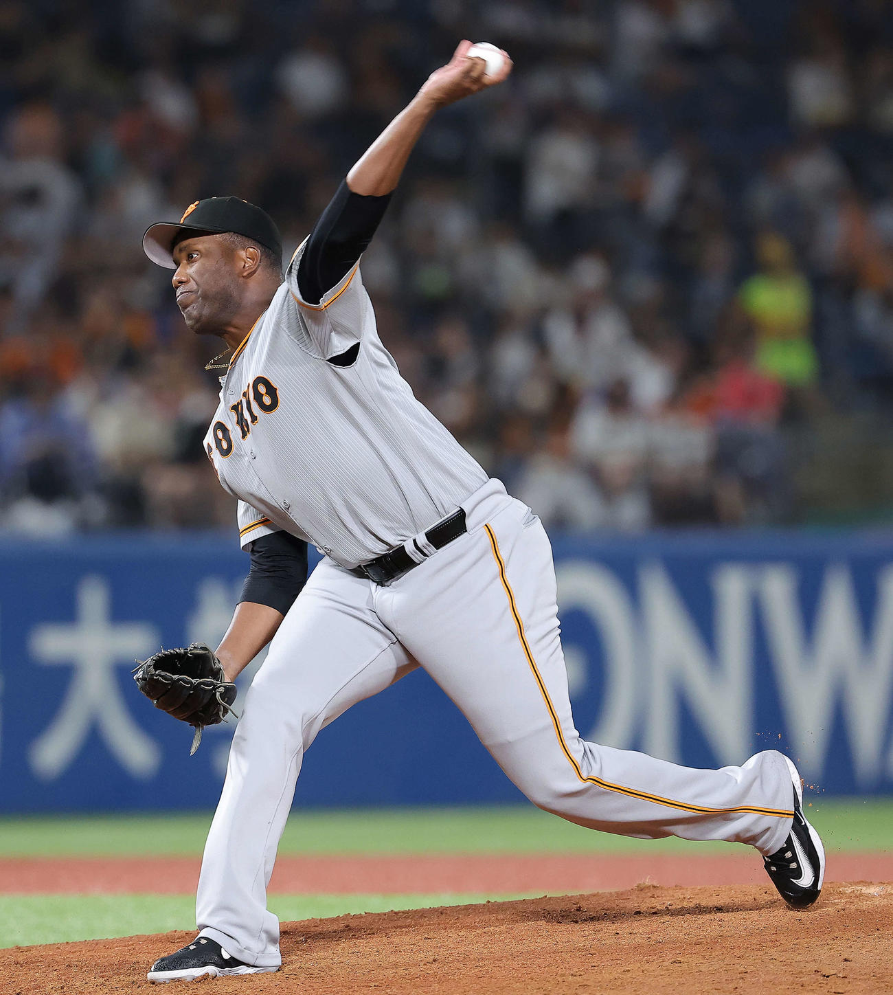 ヤクルト対巨人　6回裏、巨人3番手で登板するバルドナード（撮影・河田真司）