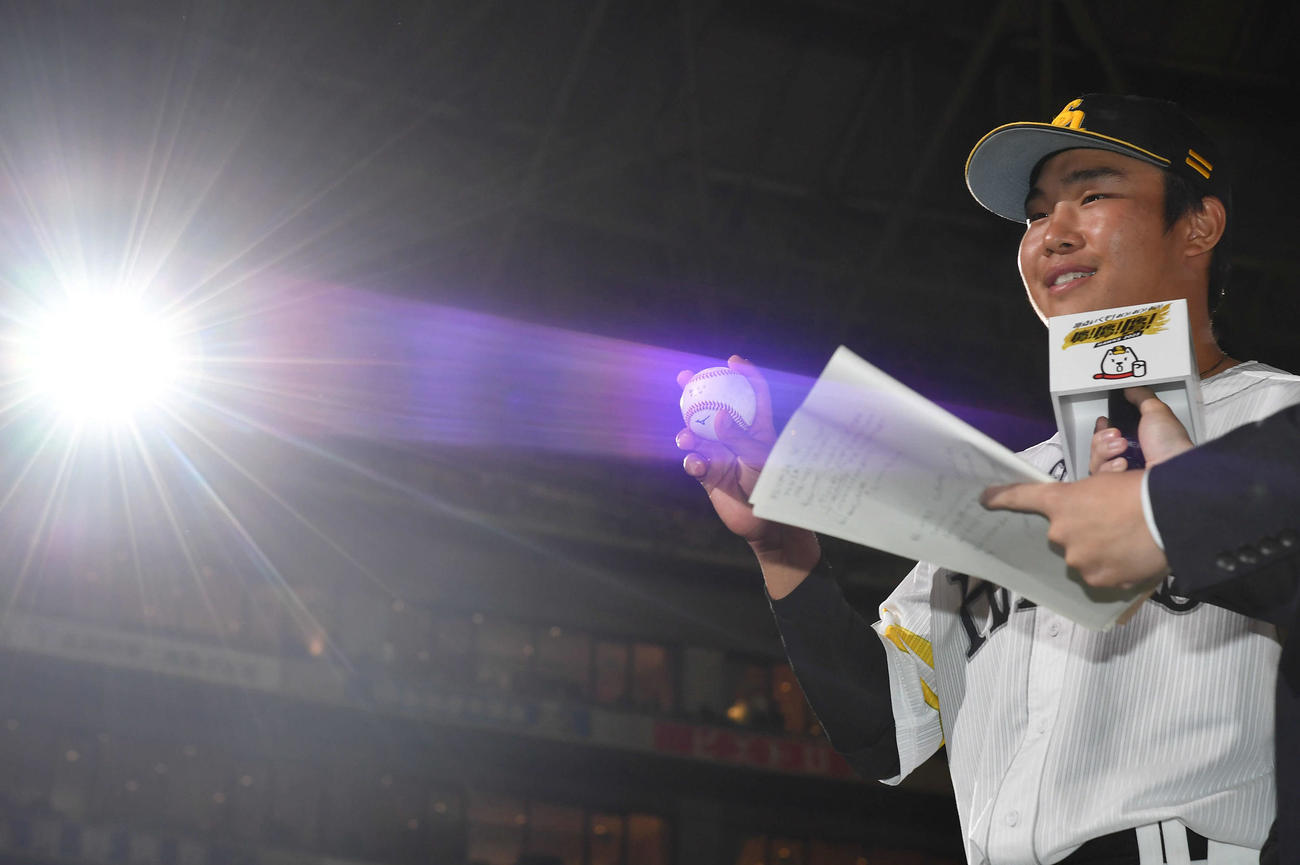 ソフトバンク対ロッテ　お立ち台でプロ初安打のボールを手に笑顔を見せる井上（撮影・岩下翔太）