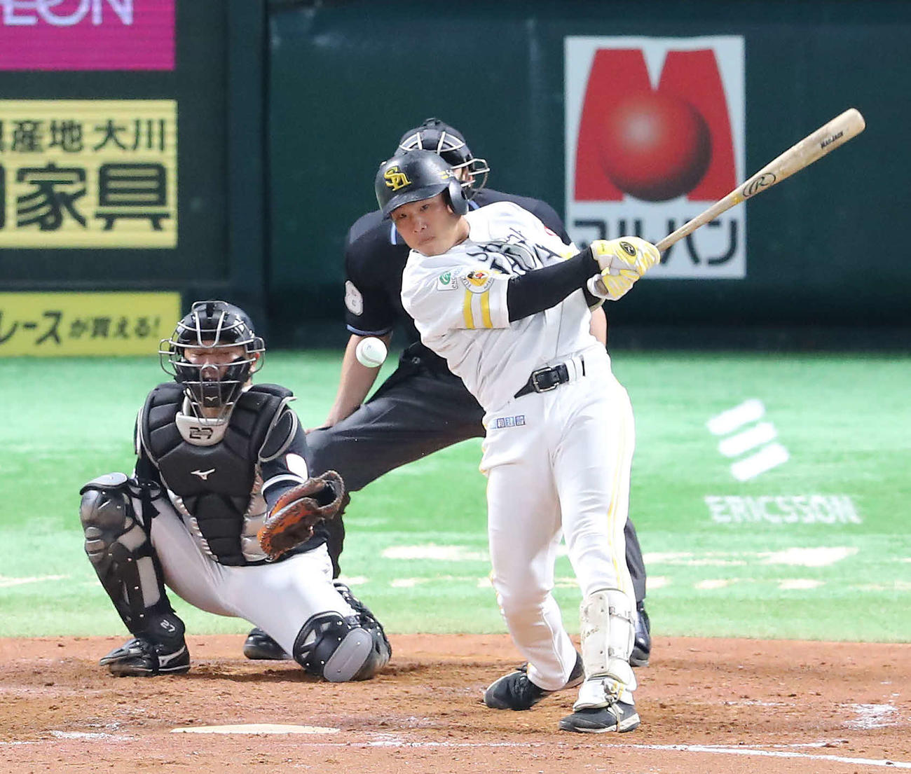 ソフトバンク対ロッテ　5回裏ソフトバンク無死、井上はプロ初安打となる中前打を放つ（撮影・梅根麻紀）