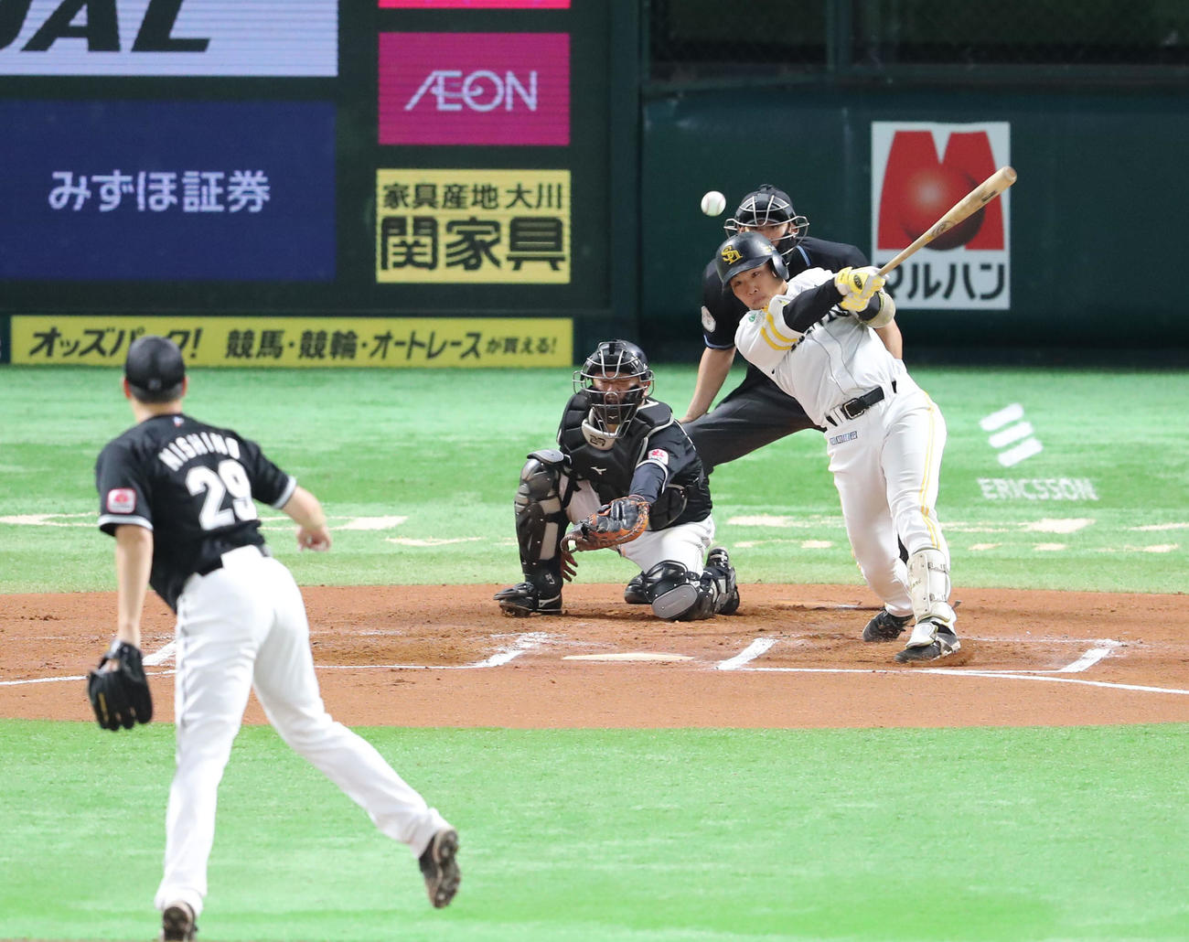 ソフトバンク対ロッテ　6回裏ソフトバンク2死、井上は中前に安打を放つ（撮影・梅根麻紀）