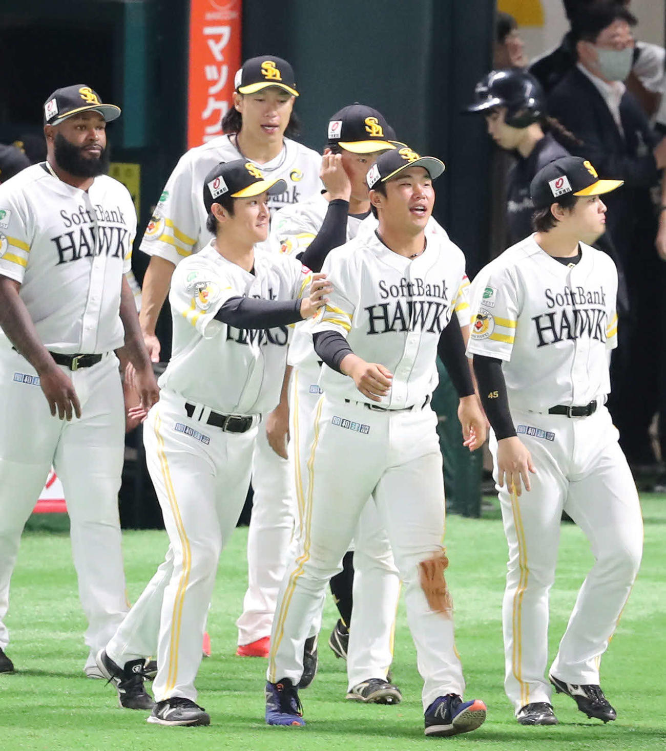 ソフトバンク対ロッテ　ロッテに勝利しプロ初安打を放った井上（右から2人目）は柳町に押され出迎えの列の先頭へ（撮影・梅根麻紀）