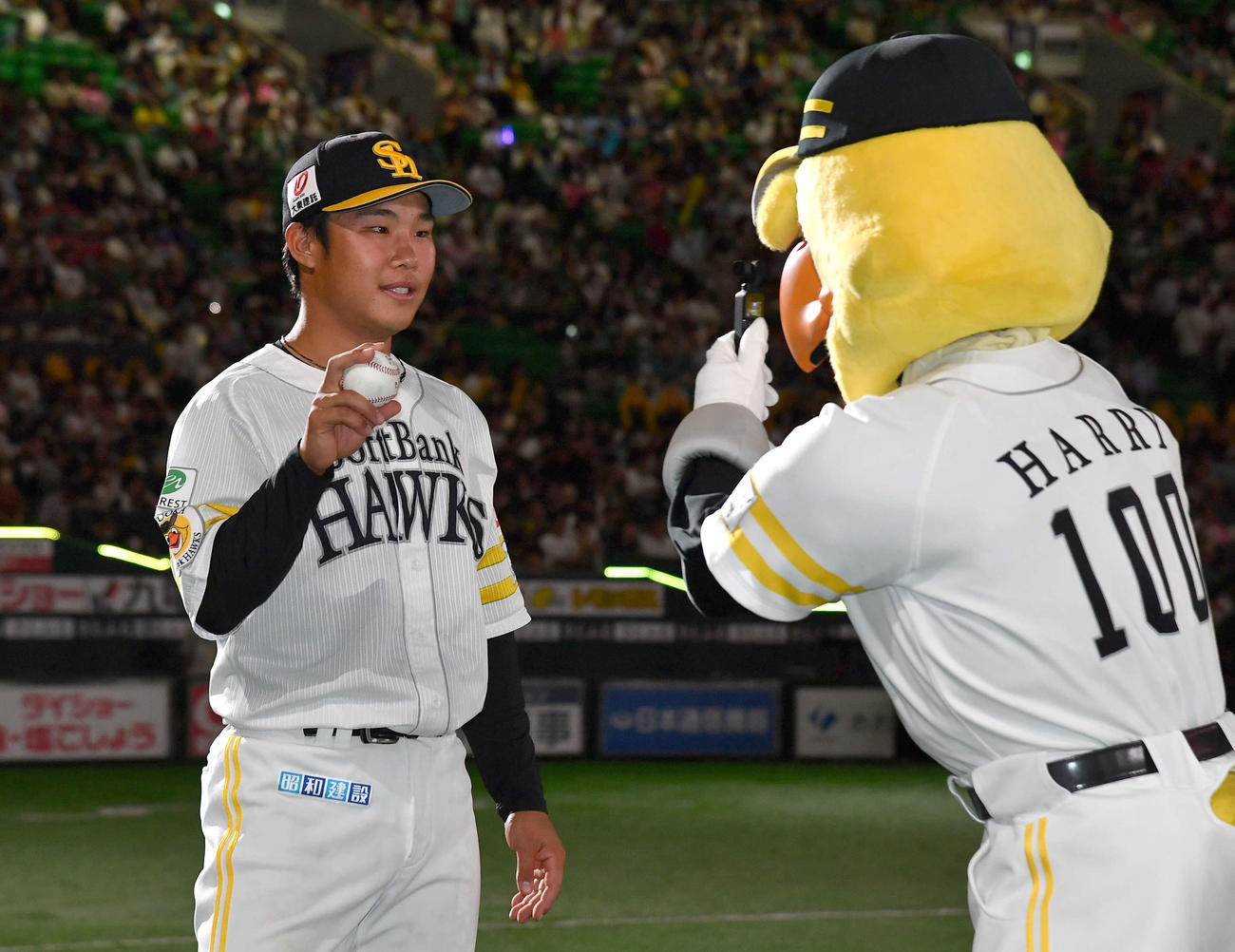 ソフトバンク対ロッテ　ヒーローインタビュー前にハリーホークの撮影するカメラに向かってプロ初安打のボールを見せる井上（撮影・岩下翔太）