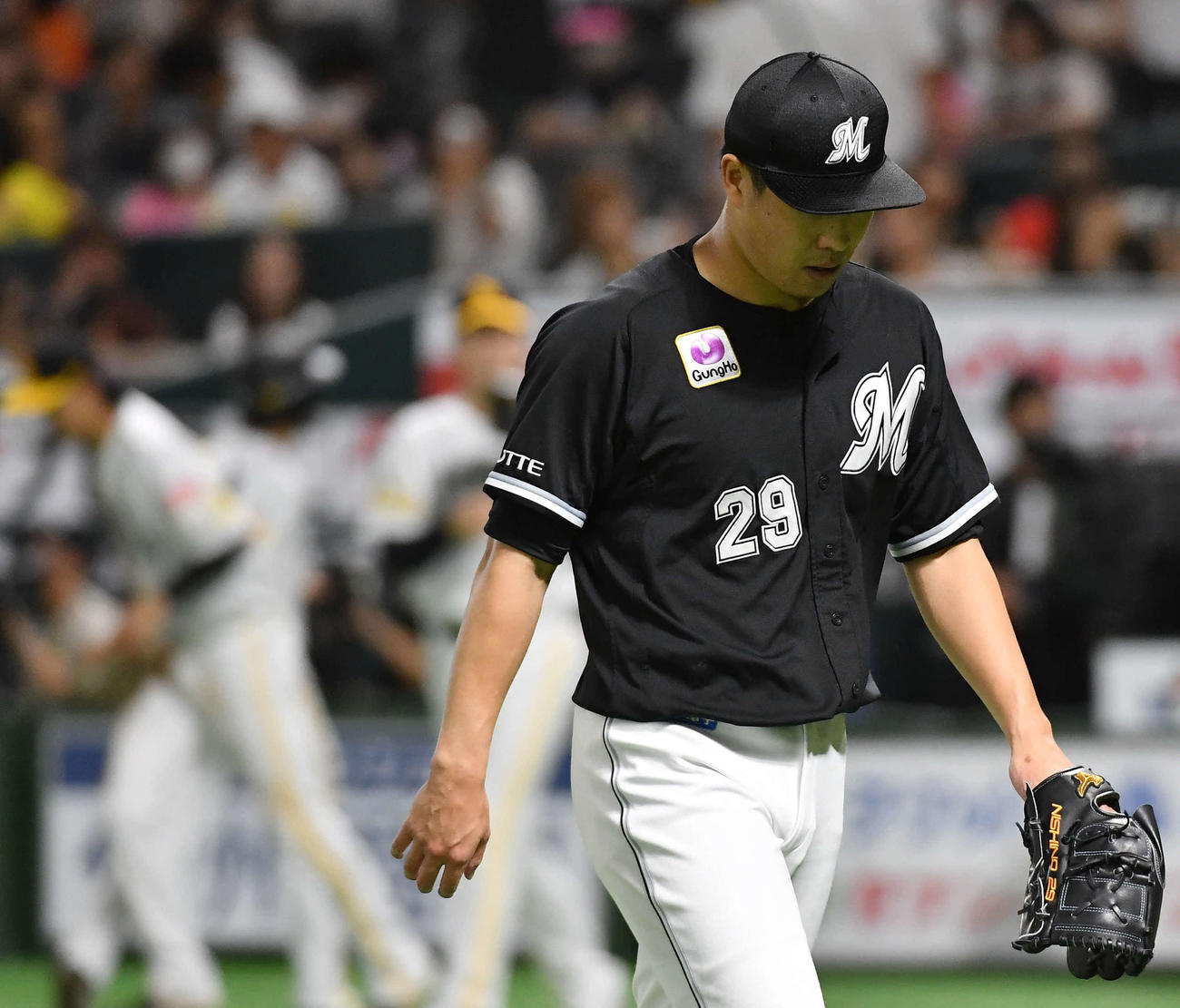 ソフトバンク対ロッテ　1回裏、2点を先制された西野は肩を落としてベンチへ戻る（撮影・岩下翔太）