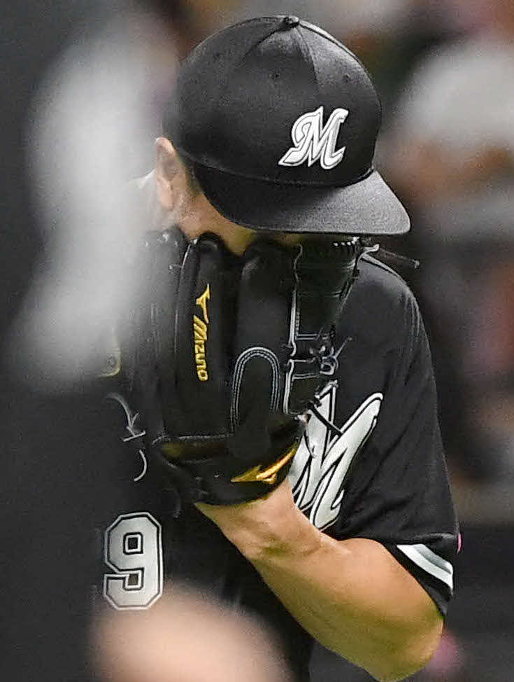 ソフトバンク対ロッテ　1回裏終了、2点を先制された西野は、悔しそうにグラブの中でほえる（撮影・岩下翔太）