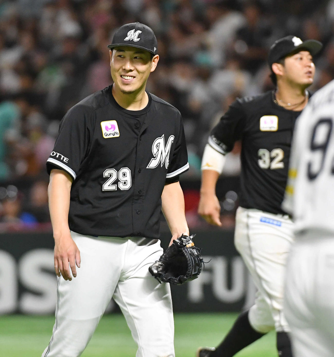 ソフトバンク対ロッテ　7回裏を無失点に抑え、笑顔でベンチへ戻る西野（撮影・岩下翔太）